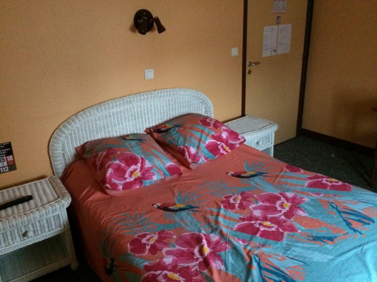 Le Phoenix Hotel Saint Florentin Bagian luar foto